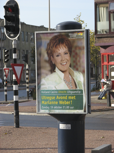 908015 Afbeelding van een billboard met reclame voor een 'Utregse Avond met Marianne Weber!' in het Holland Casino te ...